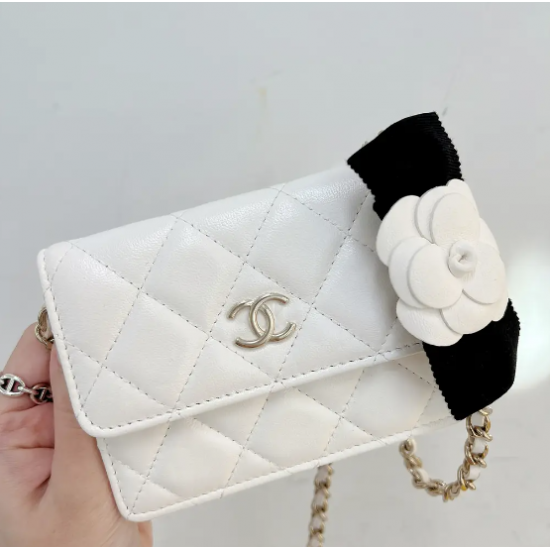 YL [ Pre-owned ] Chanel mini bag with flower chain - white