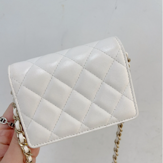 YL [ Pre-owned ] Chanel mini bag with flower chain - white