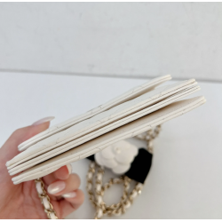 YL [ Pre-owned ] Chanel mini bag with flower chain - white