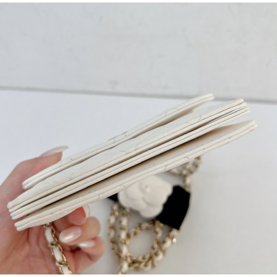 YL [ Pre-owned ] Chanel mini bag with flower chain - white