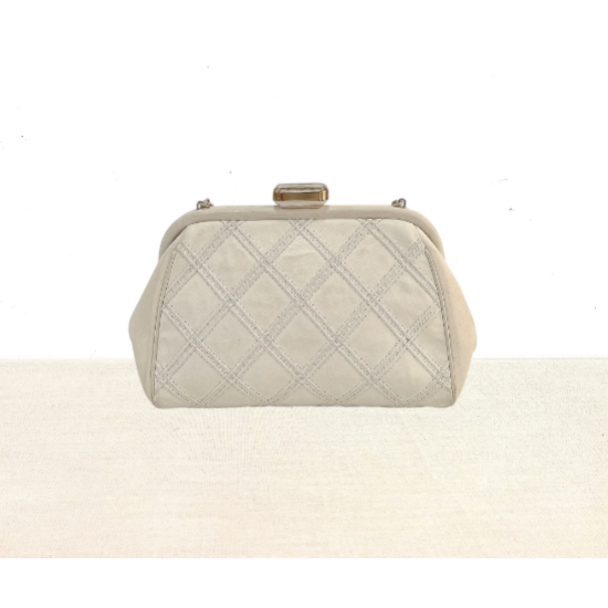 YL [ Pre-owned ] Chanel clutch with chain - beige