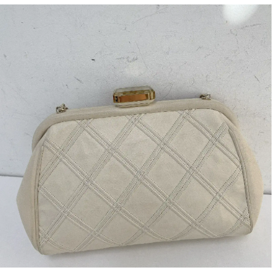YL [ Pre-owned ] Chanel clutch with chain - beige